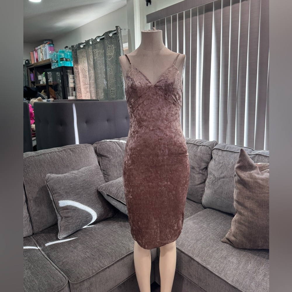 BUNDLE 2 ITEMS FOR $8✨

FINAL SALE✨

🌸AMTIOUS velvet dusty pink dress ✨
